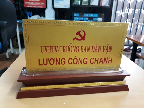 Biển chức danh sản phẩm không thể thiếu trong các cơ quan, công ty