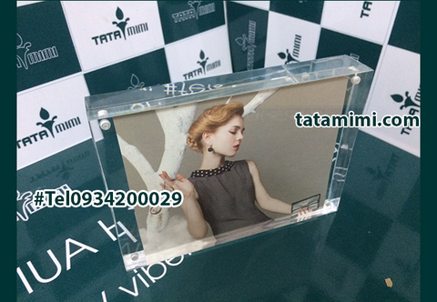 Quà tặng khung mica để bàn với kích thước yêu cầu