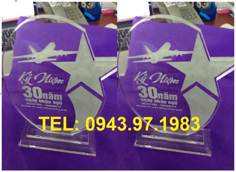 Kỷ niệm chương mica làm quà tặng ý nghĩa cho công ty
