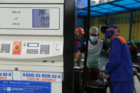 Giá xăng giảm còn 12.000 đồng một lít