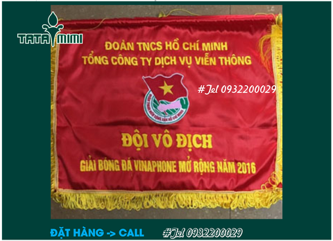 In cờ theo yêu cầu với chất liệu vải lụa siêu bóng