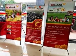 Standee chữ X có giá bán rẻ với cấu trúc chữ X