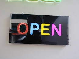 Biển open/close in trực tiếp lên chất liệu mica