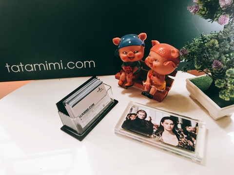 Kệ card visit bằng mica trong sang chảnh