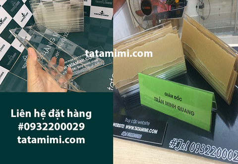 Kệ chức danh mica trong dáng chữ A có sẵn tại TPHCM