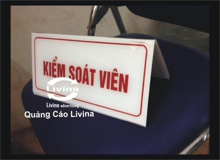 Biển chức danh đặt tại bàn lễ tân