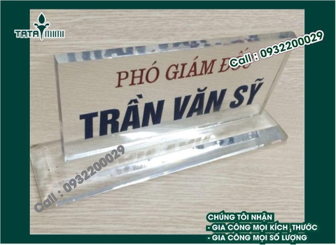 Biển chức danh 2 dòng khá phổ biến mica gỗ