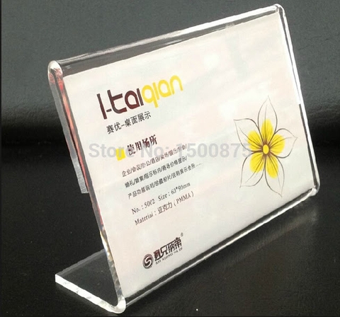 Kệ để tên sản phẩm bằng mica được thiết kế dạng chữ L