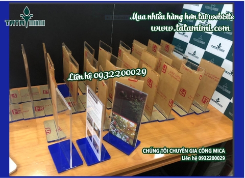 Kệ menu mặt mica trong đế màu đỏ