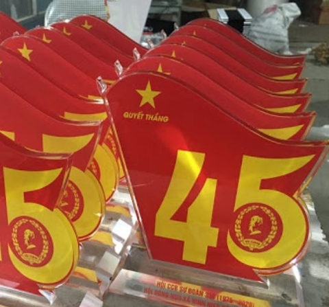 Chuẩn vị họp mặt sau 45 năm và muốn làm logo kỉ niệm chương