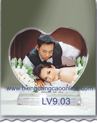 Nhận làm kỷ niệm chương bằng mica trong suốt,khắc laser