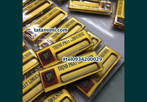 Làm thẻ tên đeo ngực áo cho nhân viên văn phòng