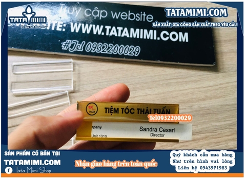 Thẻ tên nhân viên đeo áo màu vàng