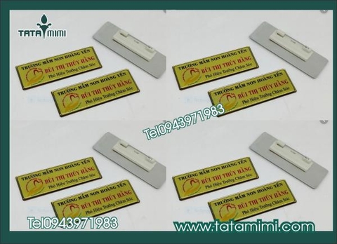 Thẻ tên nhân viên đeo trước ngực bắt buộc khi làm việc