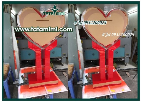 Thùng mica trái tim chứa tấm long nhân ái
