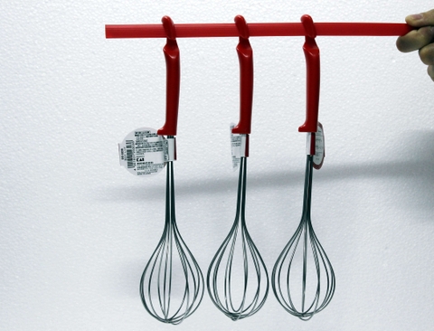 Dụng cụ đánh trứng inox KAI (cán đỏ)- Hàng Nhật nội địa