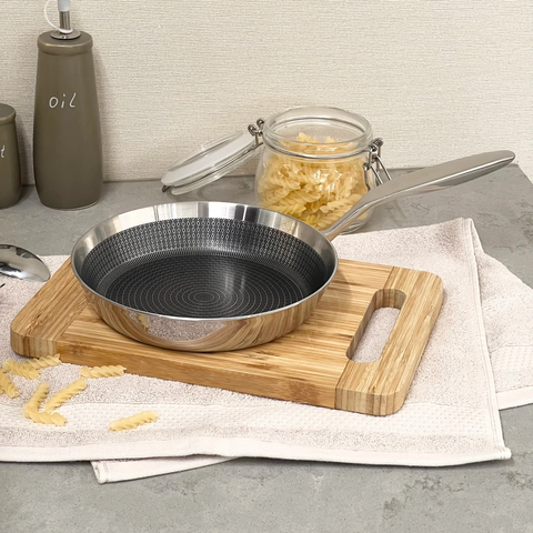 Chảo inox chống dính hoa văn nổi Tri-Ply đáy liền Kaiyo, size 26cm - Hàng Nhật nội địa
