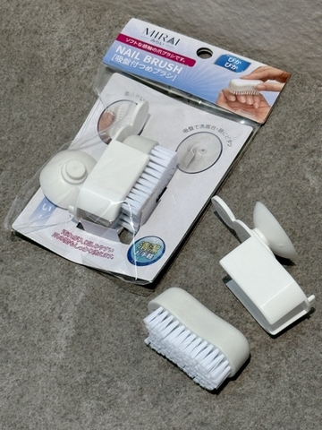 Bàn chải chà móng mini có giá treo MIRAI (đã phân loại) - Hàng Nhật nội địa