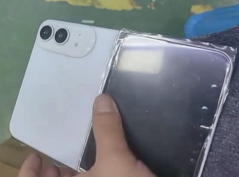 iPhone Fold bất ngờ lộ diện ngoài đời thực: Apple sắp hồi sinh Touch ID trên iPhone màn hình gập?