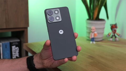 Trên Tay Motorola Edge 70 Max: Khung Viền Nhôm, Màn Hình 2K, Pin 7.100 mAh Siêu Trâu