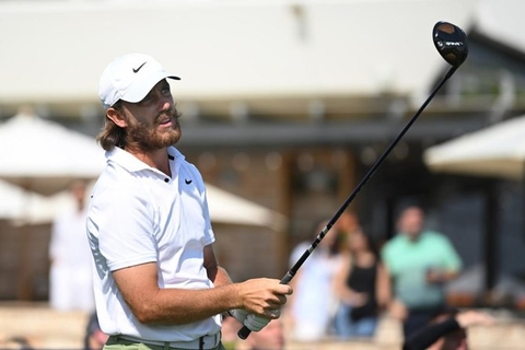 Tommy Fleetwood cướp ngôi đầu từ tay Rory McIlroy sau vòng 3 Dubai Invitational