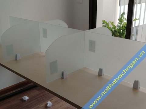 Vách ngăn mặt bàn kính VMB01K10