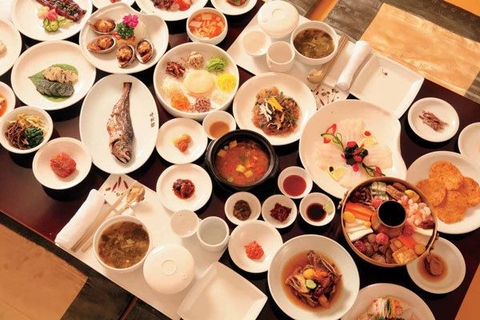 Vì sao ở Hàn Quốc không được bưng bát cơm lên miệng khi ăn?