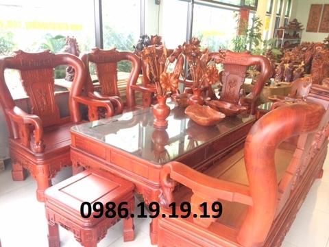 Bộ Bàn  Ghế Quốc Triện Gỗ Hương Đá Gia Lai Cột 12,8cm *8 Món  Gồm 04 Ghế 90cm*62cm*120cm. 01 Đoản 2,2m * 62cm * 1m20. 01 Bàn 1m60cm *1m06cm *62cm . 01 Đôn Kẹp 46cm *46cm *62cm 01 Đôn Vuông 46cm *42cm *42cm