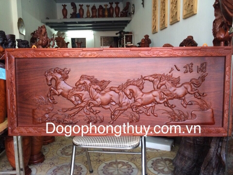 Tranh bát mã truy phong, gỗ hương gia lai, rộng 128cm cao 68cm dày 5cm
