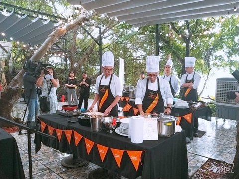 Học sinh Hoa Sữa tham dự 