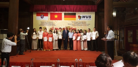 HỌC SINH XUẤT SẮC HOA SỮA NHẬN HỌC BỔNG HESSEN