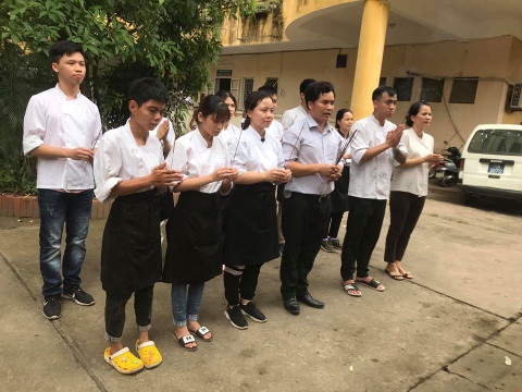 THẦY TRÒ HOA SỮA DÂNG HƯƠNG KỶ KIỆM 130 NĂM NGÀY SINH CHỦ TỊCH HỒ CHÍ MINH