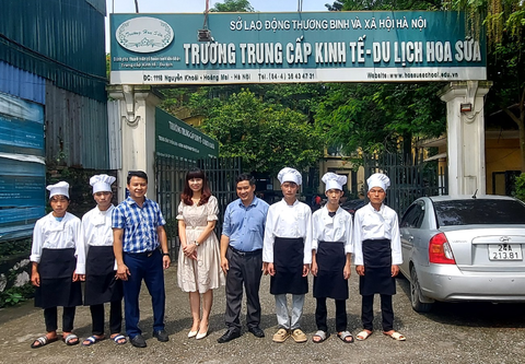 THẦY NGUYỄN VĨNH NAM DẪN HỌC SINH TỪ SAPA ĐẾN NHẬP HỌC TẠI HOA SỮA