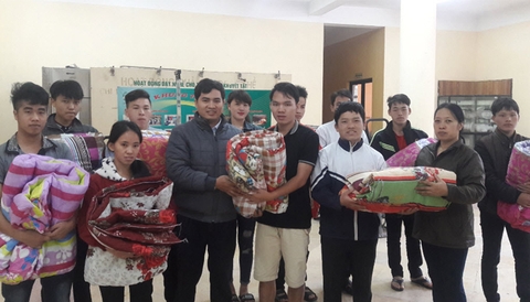 Nhóm thiện nguyện Giỏ Thị tặng chăn bông cho học sinh dân tộc Lào Cai