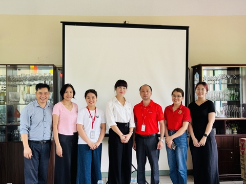 GIÁM ĐỐC BIG C THĂNG LONG ĐẾN THĂM VÀ TẶNG QUÀ CHO CÁC EM HỌC SINH