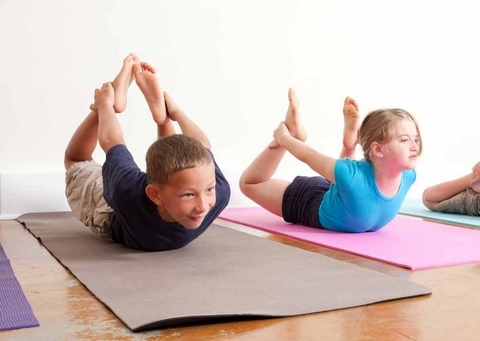 Trẻ em tập tư thế yoga cây cung