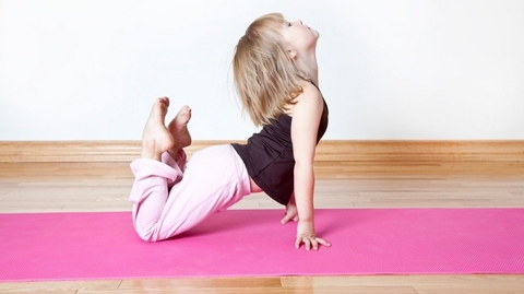 Nhấn vào ảnh để phóng to Trẻ tập Tư thế yoga rắn hổ mang