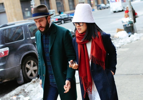 Nếu nghĩ street style tại Paris Fashion Week chỉ là cuộc chiến váy áo thì bạn nhầm to rồi