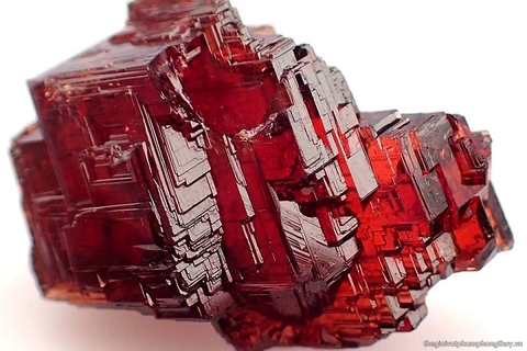 Ngọc hồng lựu đá garnet là loại khoáng vật gì