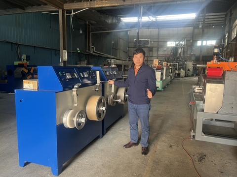 Máy cuộn trong hệ thống sản xuất đai nhựa.