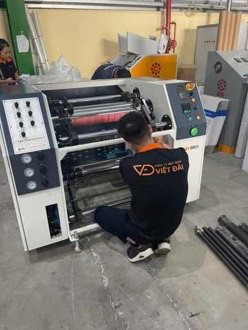 Máy chia cuộn trong hệ thống sản xuất màng nhựa