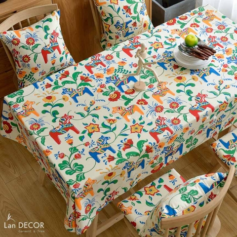Khăn trải bàn họa tiết đa sắc Landecor - TB562