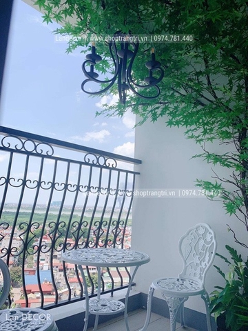 cây phong xanh ban công