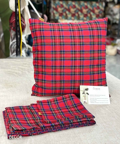 Gối tựa Giáng sinh, Noel,họa tiết caro đỏ, bày sofa, phòng khách sang trọng - VG603