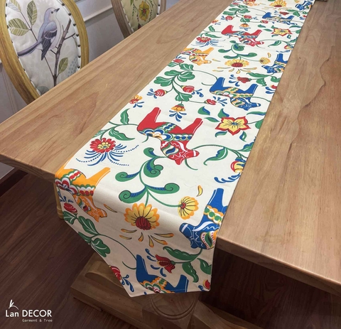 Khăn trải bàn runner họa tiết ngựa độc đáo, decor căn hộ nổi bật- TBR562