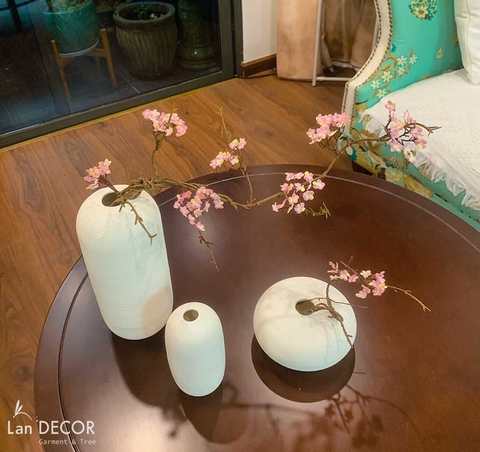Bộ 3 bình gốm trắng kèm hoa Anh Đào hồng - BH473-1