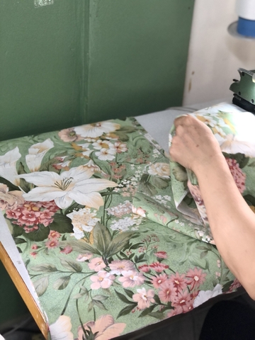 Khăn bàn ăn hoa nhiệt đới nền xanh sang trọng Landecor - TBA514