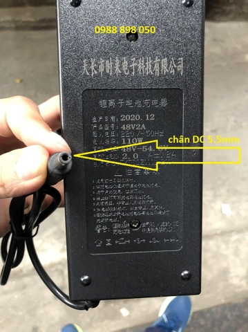 Bộ sạc pin lithium 48v 2a cho xe đạp điện chân tròn DC 5.5mm