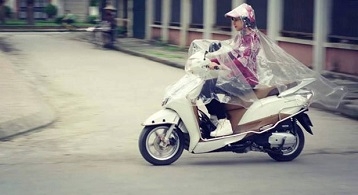 Tại sao nên sử dụng áo mưa trong suốt khi đi mưa?