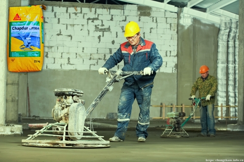 Sikafloor Chapdur Green- được thi công bằng máy xoa nền